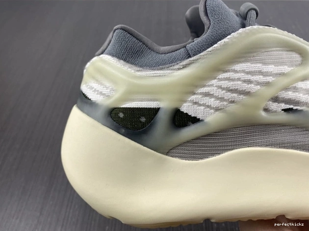 V3 Adidas 700 ID1674 Salt Fade Yeezy 0810